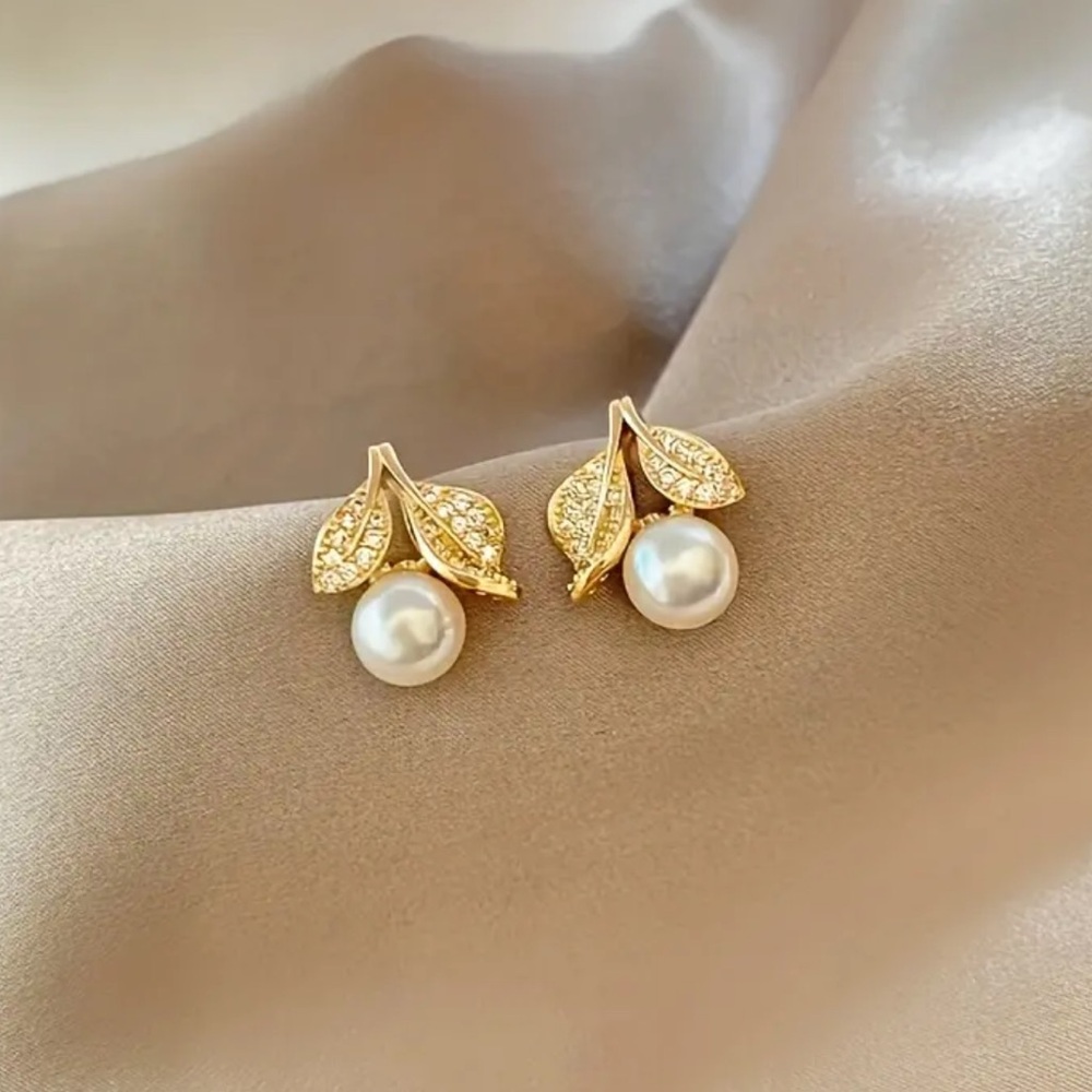 NWOT - Pearl & Cubic Zirconia Post Earrings
